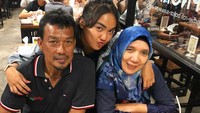 Bersama kedua orang tuanya, Alya menikmati santai seru sambil makan. Mereka tampaknya habis menikmati ice bowl. Foto: instagram @nzalya