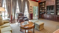 Ruang hiburan ditata dengan nuansa kayu yang membuat nyaman. Bisa digunakan untuk membaca buku atau sekedar bersantai. Istimewa/Douglas Elliman Real Estate.