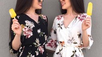 Sluuurp yummy! Es krim loli kali ini dijadikan properti foto. Habis foto bisa langsung dimakan nih. Foto: instagram @thegstwins