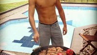 Selain handal bermain bola, Gavin juga piawai memanggang aneka daging. Lengkap dengan paprika merah yang gurih. Foto: Instagram @gavinkwanadsit