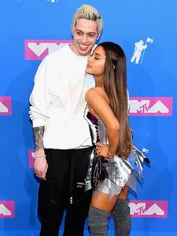 Ariana Grande Mesra dengan Tunangan di Karpet Merah VMAs 2018