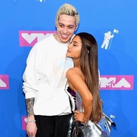 Datang ke MTV Video Music Awards, Ariana Grande tampil berbeda dari biasanya. Penyanyi dengan rambut ikonik kuncir kuda tersebut kini melepas ikatannya. Foto: Getty Images