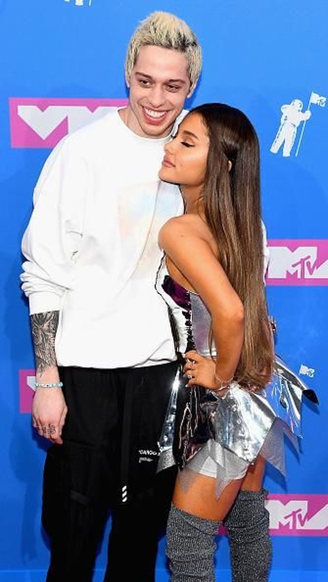 Datang ke MTV Video Music Awards, Ariana Grande tampil berbeda dari biasanya. Penyanyi dengan rambut ikonik kuncir kuda tersebut kini melepas ikatannya. Foto: Getty Images