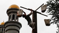 Warga Kazakstan pun memiliki berbagai hiburan menarik lainnya untuk merayakan Idul Adha, salah satunya penyelenggaraan perlombaan panjat pinang. Shamil Zhumatov/Reuters.