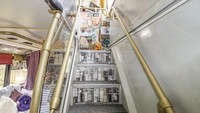 Melangkah ke lantai 2, traveler akan menemukan banyak bovel Agahta Christie. Meski dibilang mirip bus di filmm Harry Potter, sebenarnya sang pemilik justru menggemari karya penulis Agatha Christie. (dok. Bertrams Hotel)
