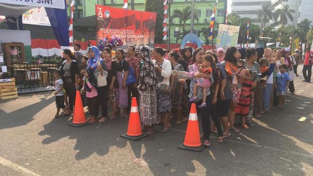 Antrean dibagi pria dan wanita agar tertib. 