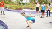 Olahraga ramah persendian dan ibu hamil ini banyak menggunakan gaya melompat. Namun jangan khawatir, karena medannya air maka lebih aman dibandingkan matras. (Foto: Annissa/detikHealth)