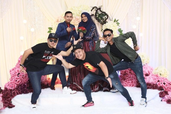 Demi membuktikan kesungguhan untuk meminang mantan gurunya itu, Hazim mulai menabung dari usaha kecil-kecilannya. Foto: Facebook Rafi Rahman