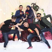 Demi membuktikan kesungguhan untuk meminang mantan gurunya itu, Hazim mulai menabung dari usaha kecil-kecilannya. Foto: Facebook Rafi Rahman