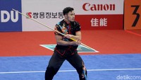 Aksi Hulaefi saat berlaga di cabang olahraga wushu nomor Gunshu putra.