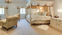 Lantai 2 tidak kalah mewahnya, terlihat dari kamar tidur utama yang tampak menawan ini. Istimewa/Douglas Elliman Real Estate.
