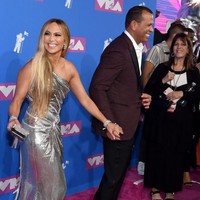 Jennifer Lopez dan Alex Rodriguez hadir di ajang penghargaan MTV Video Music Awards 2018, Radio City Music Hall, New York City, Senin (20/8/2018). Ini merupakan penampilan perdana mereka sebagai pasangan di MTV VMAs. Foto: Getty Images