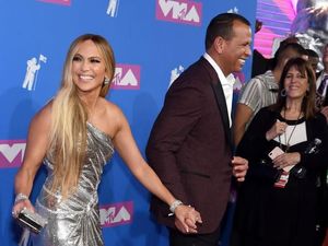 Penampakan Cincin Tunangan Rp 14,2 M Jennifer Lopez