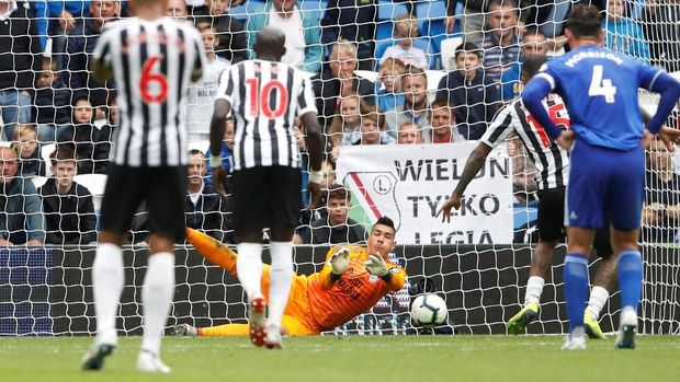 Neil Etherington menggagalkan penalti Newcastle.