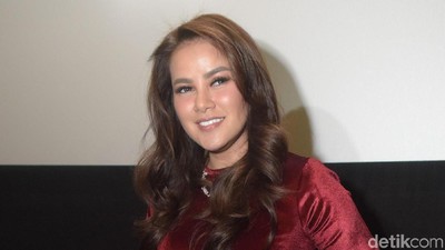 Pengalaman Pertama Olla Ramlan Adegan Ranjang di Film Horor
