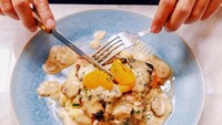 Masakan sehat bukan berarti tidak menggiurkan. Rory memilih ayam panggang plus mashed potato untuk memanjakan dirinya. Foto: Instagram roryasyari