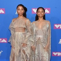 Chloe x Halle adalah duo bersaudari yang berduet dengan genre contemporary R&B. Pemilik nama asli Chloe pun Halle Bailey ini tampil seksi dengan gaun transparan bernuansa modern artsy. Foto: Getty Images