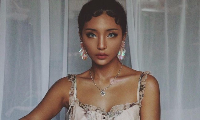 Kulit cokelat eksotis yang dimiliki Jella bukanlah alami. Warna gelap kulitnya itu pun merupakan hasil tanning.Foto: Instagram