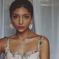 Kulit cokelat eksotis yang dimiliki Jella bukanlah alami. Warna gelap kulitnya itu pun merupakan hasil tanning.Foto: Instagram