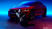 Saya sangat gembira karena Jaguar I-Pace akan menjadi mobil pertama saya dan menjadi pelopor bagi generasi listrik terbaru, ujar Dua Lipa. Foto: Jaguar