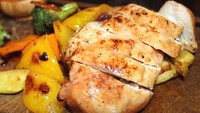 Kalau suka rasa yang sedikit pedas dan gurih, bisa mencoba chicken steak dengan irisan paprika dan brokoli bakar. Foto: Instagram @theangus.