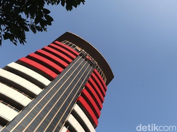 Rumah Samad Dilempari, Johan Budi Ditabrak
