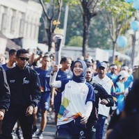 Jenahara Nasution punya cara tersendiri untuk berkontribusi di pesta olahraga terbesar di Asia ini. Desainer modest-wear ini diberi mandat membawa obor Asian Games saat kirab di Yogyakarta. (Foto: Instagram/@jenaharanasution)