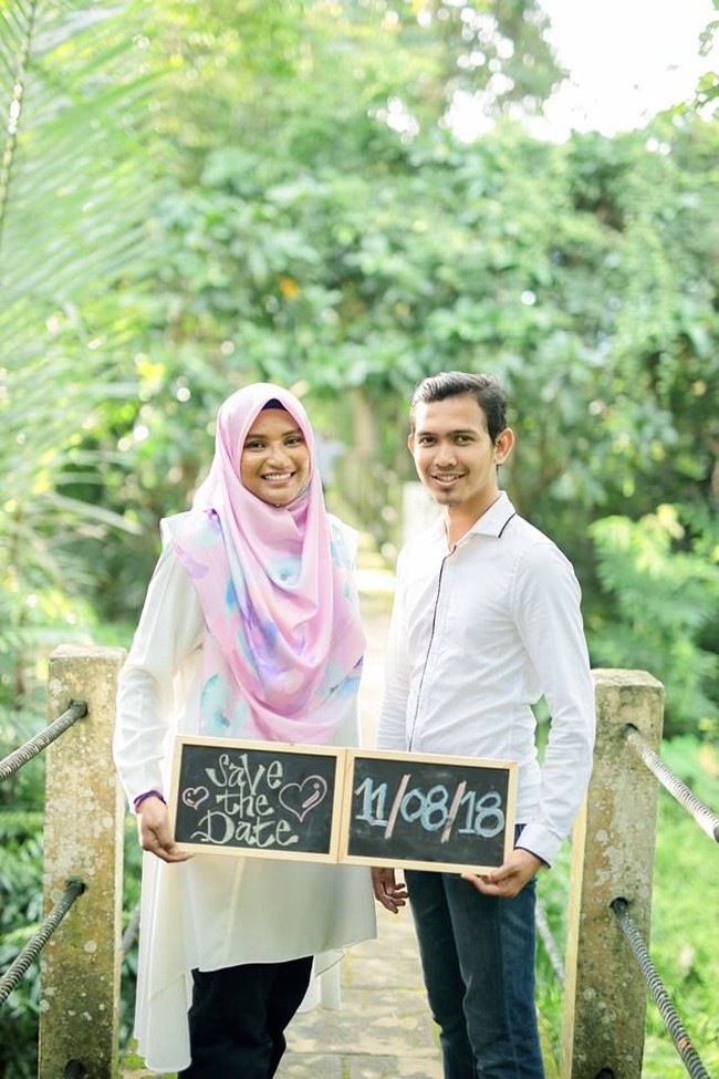 Meskipun terpaut usia lima tahun kisah cinta mereka pun berakhir romantis. Hazim yang berusia 21 tahun itu menikahi gurunya, Siti Aishah yang berusia 26 tahun. Foto: Facebook Rafi Rahman