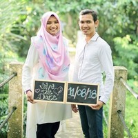Meskipun terpaut usia lima tahun kisah cinta mereka pun berakhir romantis. Hazim yang berusia 21 tahun itu menikahi gurunya, Siti Aishah yang berusia 26 tahun. Foto: Facebook Rafi Rahman