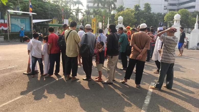 Warga Mulai Antre Kupon Daging Kurban di Masjid Al Azhar Jaksel Warga Mulai Antre Kupon Daging Kurban di Masjid Al Azhar Jaksel