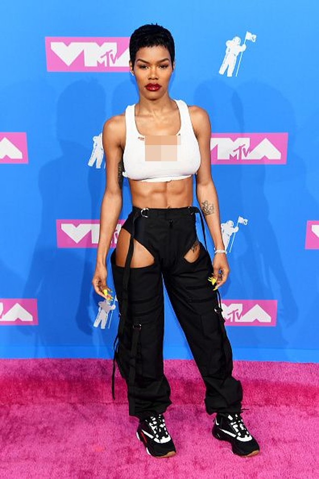 Teyana Taylor memilih konsep sporty seksi. Ia mengaplikasikan bralette putih yang dipadu celana dengan aksen cutout di paha dan sepatu sneakers. Foto: Getty Images