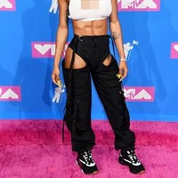 Teyana Taylor memilih konsep sporty seksi. Ia mengaplikasikan bralette putih yang dipadu celana dengan aksen cutout di paha dan sepatu sneakers. Foto: Getty Images