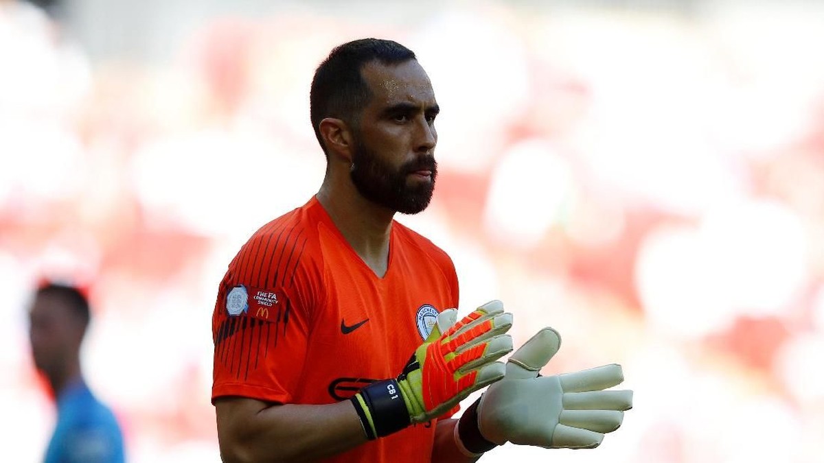 Claudio Bravo absen tiga bulan karena cedera achilles (Phil Noble/Reuters)