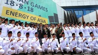 Menpora Imam Nahrawi berada di tengah-tengah anggota Paskibraka Nasional 2018 yang berpakaian serba putih.