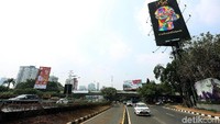 Menurutnya, angkat PM2.5 ini belum masuk dalam pengukuran Indeks Standar Pencemar Udara (ISPU) yang diterapkan di Indonesia. Akibatnya, sering terjadi perbedaan pendapat antara pemerintah dengan pihak lain yang melakukan pengukuran kualitas udara.