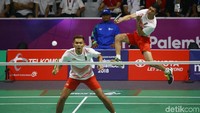 Fajar Alfian/Muhammad Rian Ardianto meraih kemenangan 21-10 dan 21-10 atas Takuto Inoue/Yuki Kaneko pada laga semifinal bulutangkis beregu putra Asian Games 2018 di Istora Senayan, Jakarta, Selasa (21/8/2018).