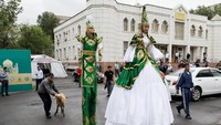 Merayakan Hari Raya Idul Adha sejumlah warga melakukan parade menggunakan busana tradisional khas negara Kazakstan. Shamil Zhumatov/Reuters.