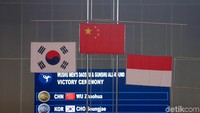 Momen saat bendera ketiga pemenang dikibarkan saat prosesi pengalungan medali.