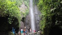 Di kaki Gunung Salak, Curug Nangka mengalir dengan begitu derasnya (Idris Hasibuan/dTraveler)