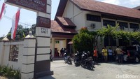 Api sempat membakar, tetapi tak meluas dan menyisakan bekas hitam di bagian tembok dan pintu samping gereja. Api menyala di dekat instalasi listrik. (Ibnu-detik)