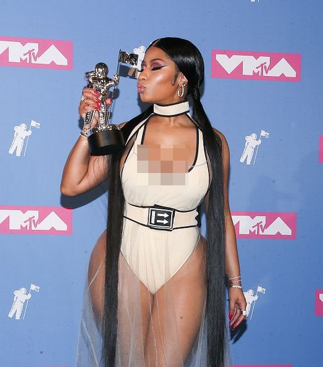 Bukan Nicki Minaj namanya jika tidak tampil seksi. Di ajang MTV VMAs 2018 ini pun ia tampil unik dengan busana serupa baju renang yang dipadukan tulle transparan. Foto: Getty Images