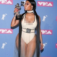 Bukan Nicki Minaj namanya jika tidak tampil seksi. Di ajang MTV VMAs 2018 ini pun ia tampil unik dengan busana serupa baju renang yang dipadukan tulle transparan. Foto: Getty Images