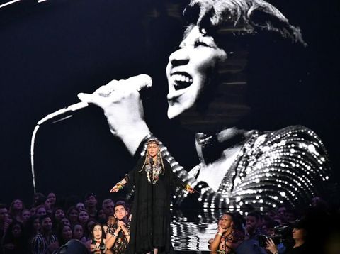 Madonna saat memberikan penghormatan untuk Aretha Franklin di MTV VMAs 2018. 