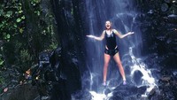 Tak hanya pantai, dia juga menikmati wisata air terjun (katiaaveirooficial/Instagram)