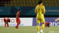 Baru empat menit laga berjalan, Korea sudah langsung mencetak gol pertama.