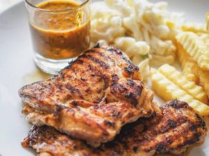 Nyamm! Ada 10 Chicken Steak Juicy dengan Kentang Goreng untuk Makan Siang