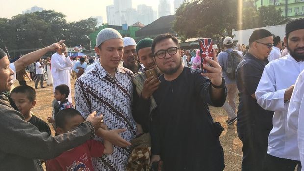  Salat Id di Masjid Al-Azhar juga diikuti oleh Ustaz Felix Siauw.