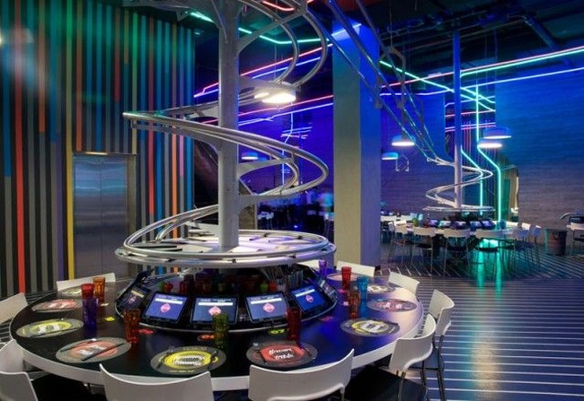 Seru Banget! Di Restoran Ini Makanan Meluncur Lewat Roller Coaster