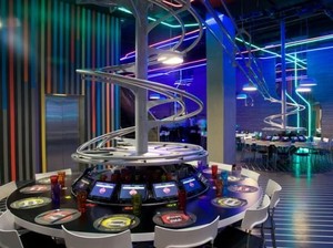 Seru Banget! Di Restoran Ini Makanan Meluncur Lewat Roller Coaster