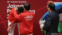 Jokowi saat mengalungkan medali emas.